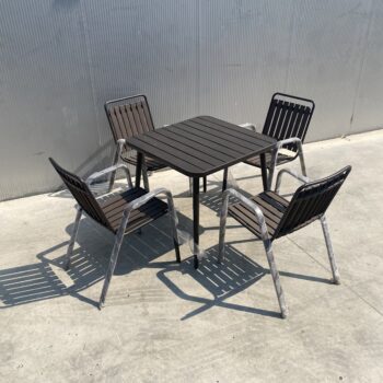 Tavoline me 4 karrige