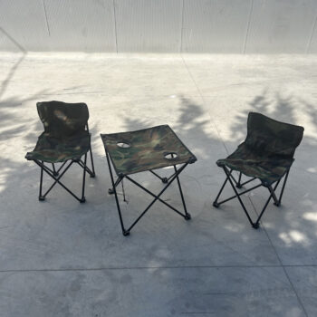 Karrige dhe tavoline kampingu